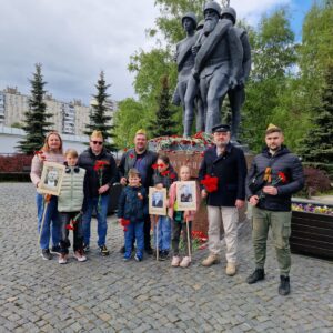 Сотрудники АО «НИИТеплоприбор» возложили цветы к памятнику героям ВОВ